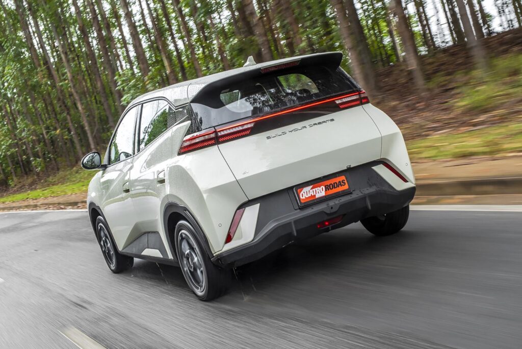 BYD Dolphin Mini 2025 visto de frente, na cor branca, o carro elétrico mais vendido do Brasil em 2025