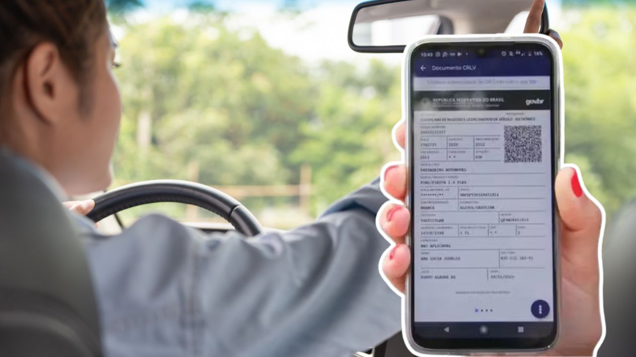 Motorista realizando pagamento de licenciamento via Pix no celular