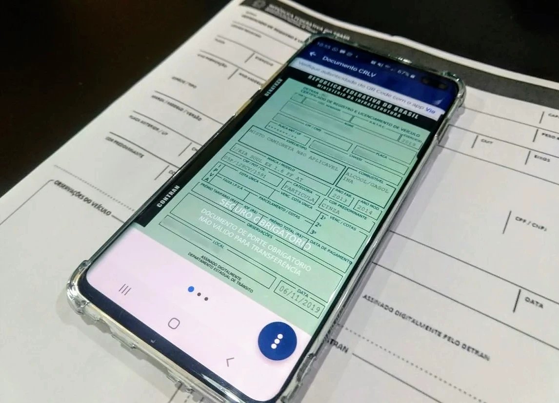 CRLV 2025 impresso frente com dados do veículo e QR code de autenticação