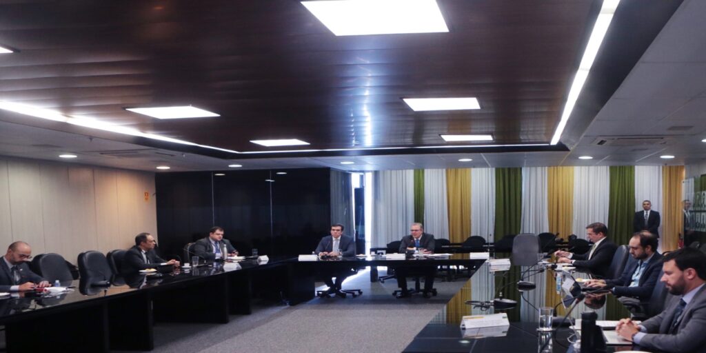 JMEV EV2 branco vendido no Brasil como carro elétrico urbano de entrada